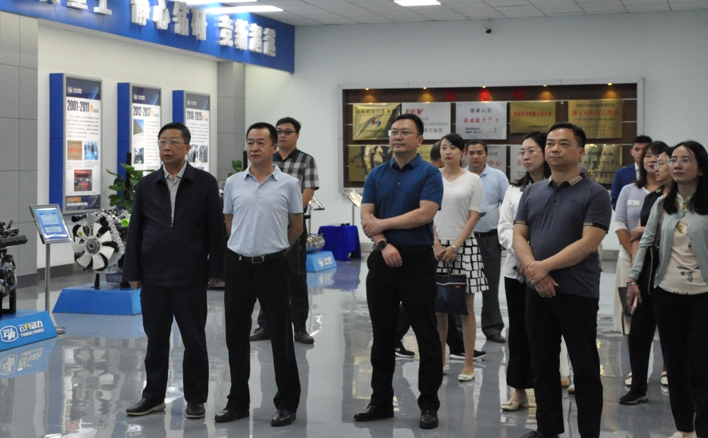 昆明市国资委党组书记王磊一行到云南尊龙凯时动力集团有限公司开展调研